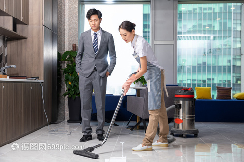 指揮保潔人員擦地板